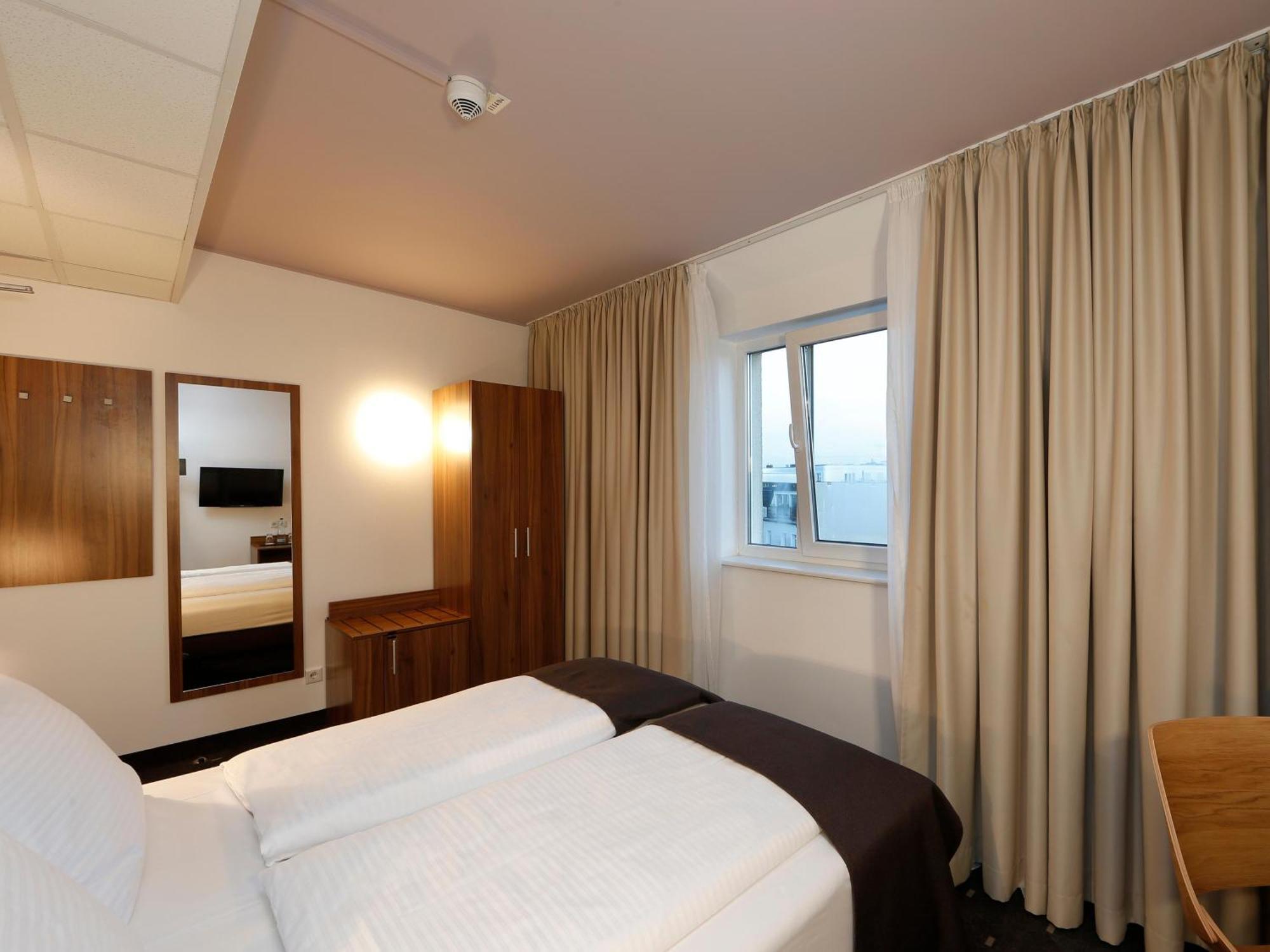 B&B Hotel Berlin City-Ost ภายนอก รูปภาพ